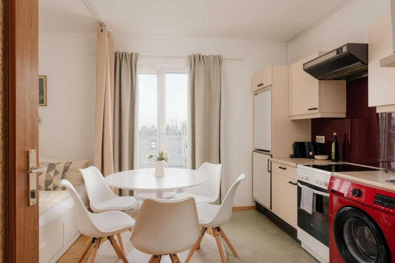 Apartment Zentral Direkt An U-Bahn Station Viena Exterior foto