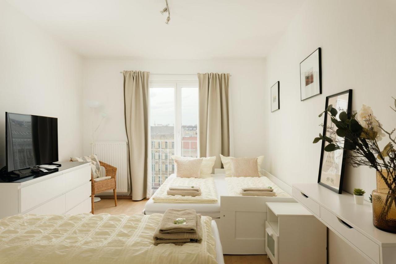 Apartment Zentral Direkt An U-Bahn Station Viena Exterior foto