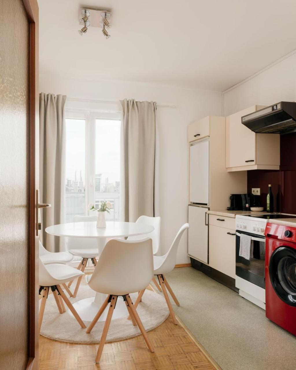 Apartment Zentral Direkt An U-Bahn Station Viena Exterior foto